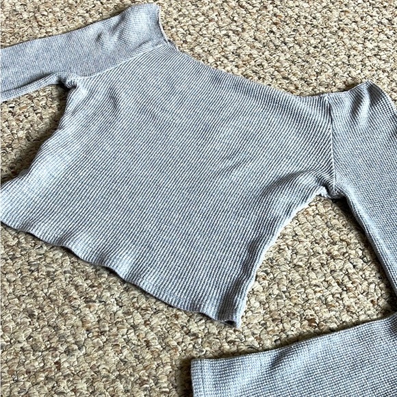Brandy Melville Cropped Long Sleeve - Size S/M - Picture 3 of 3